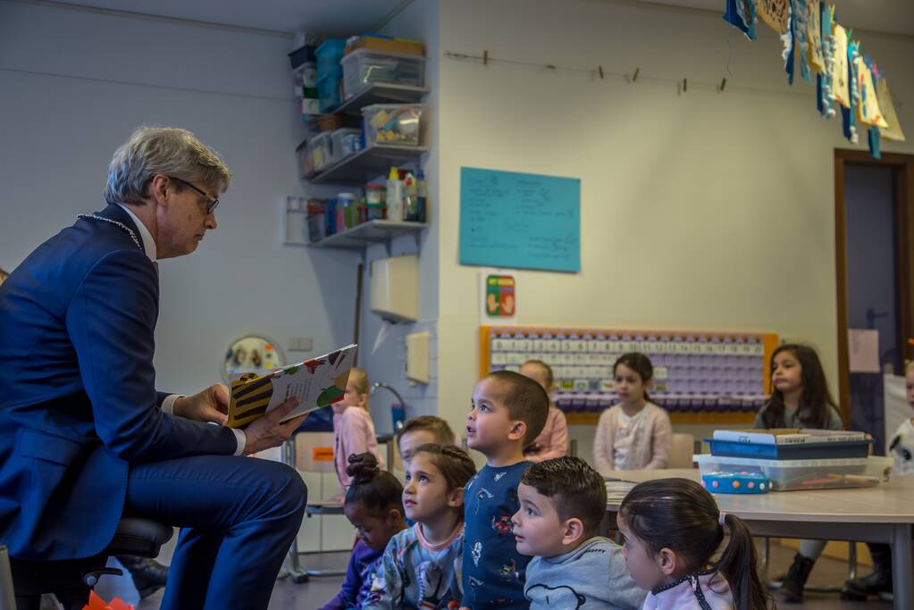 Kleuters luisteren ademloos naar burgemeester Bolsius
