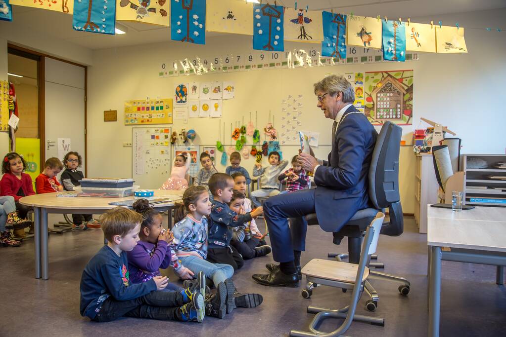 Kleuters luisteren ademloos naar burgemeester Bolsius