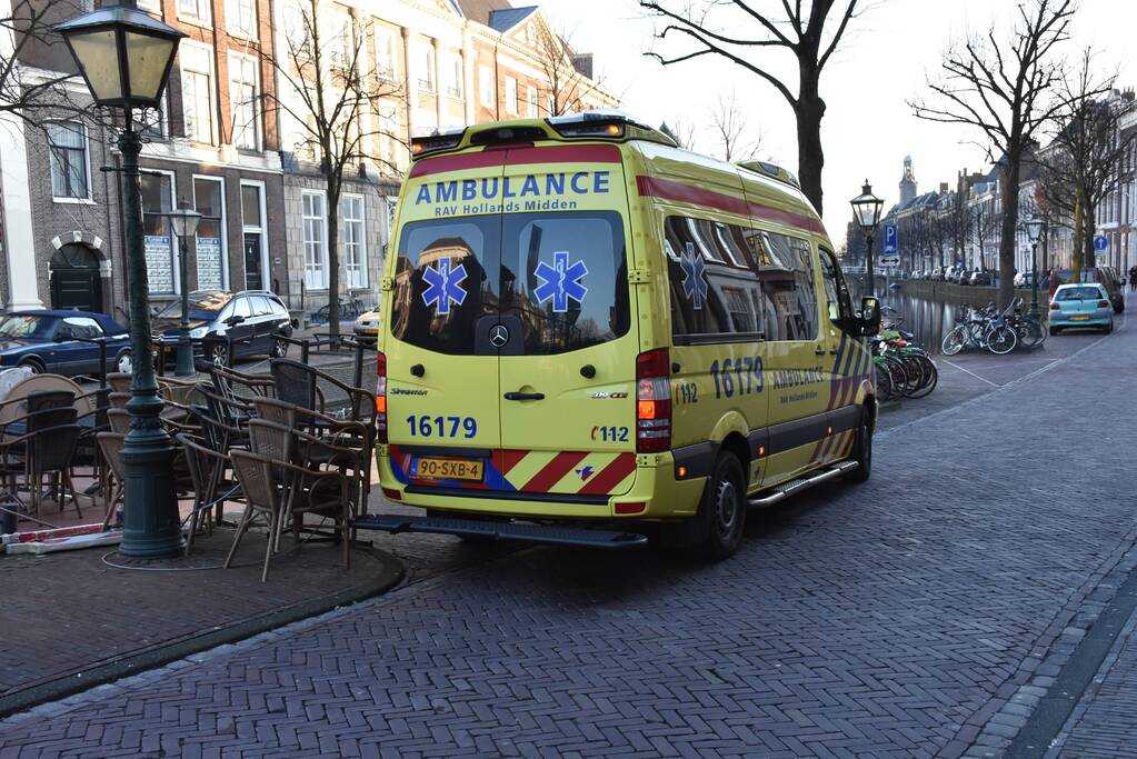 Scooterrijdster gewond na botsing met fietser