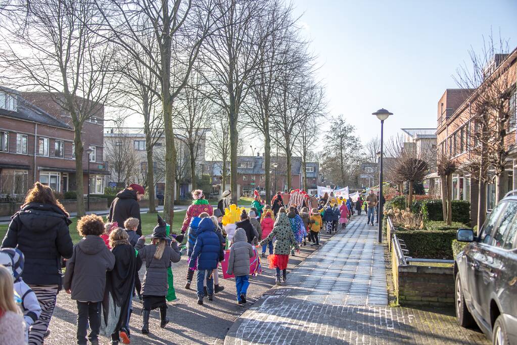 Creatieve en kleurrijke kinderoptocht