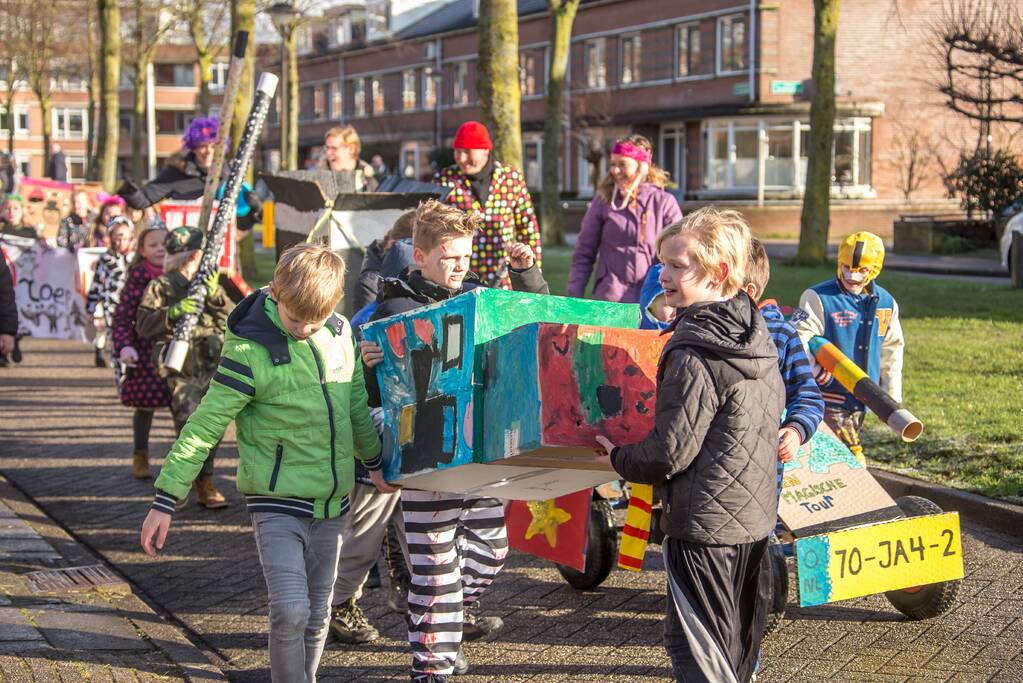 Creatieve en kleurrijke kinderoptocht