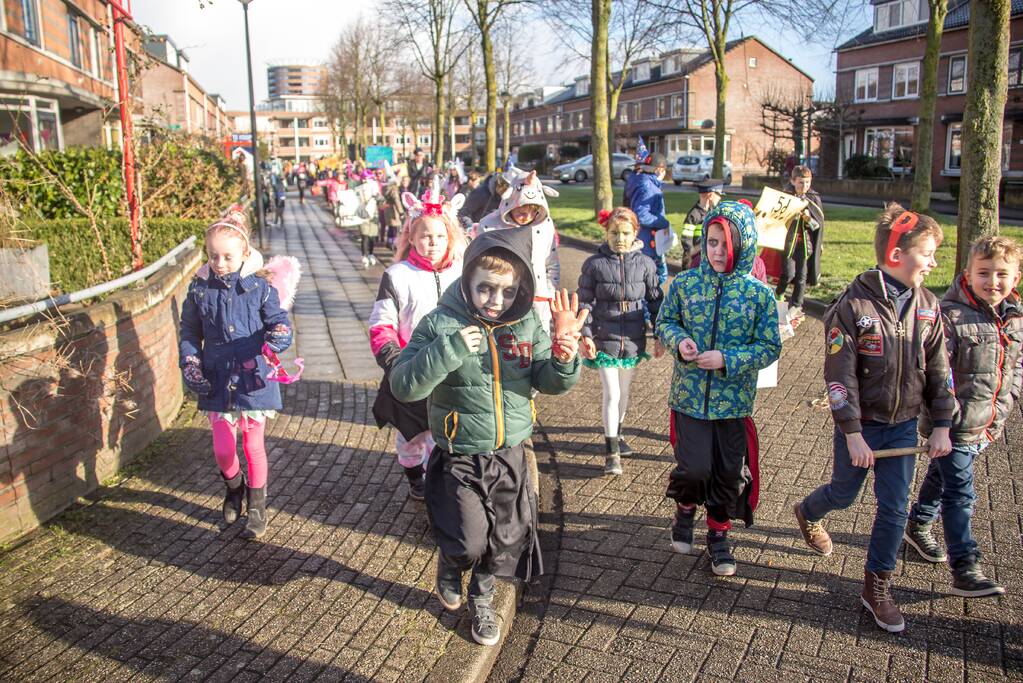 Creatieve en kleurrijke kinderoptocht