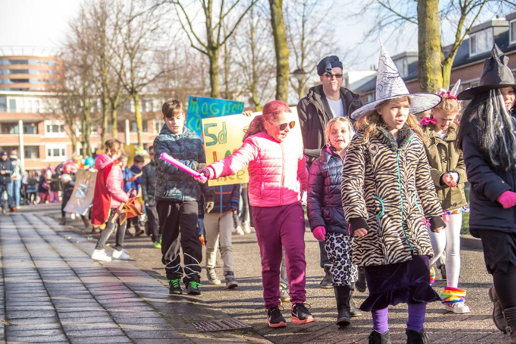 Creatieve en kleurrijke kinderoptocht