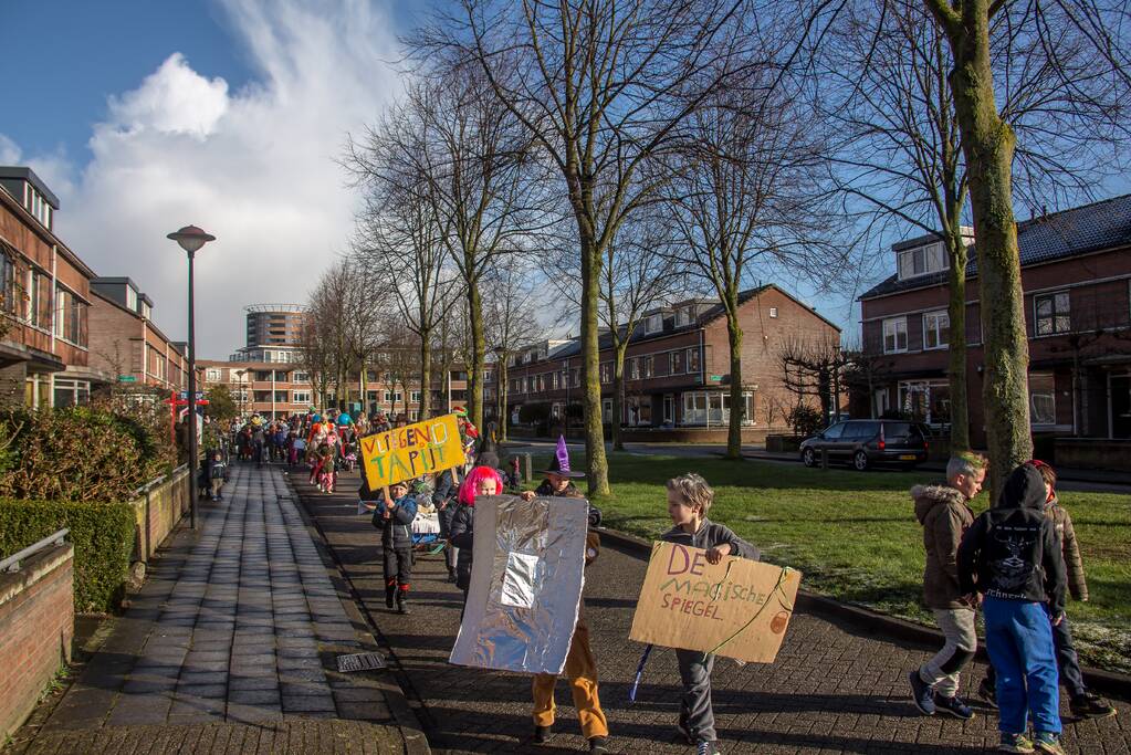 Creatieve en kleurrijke kinderoptocht