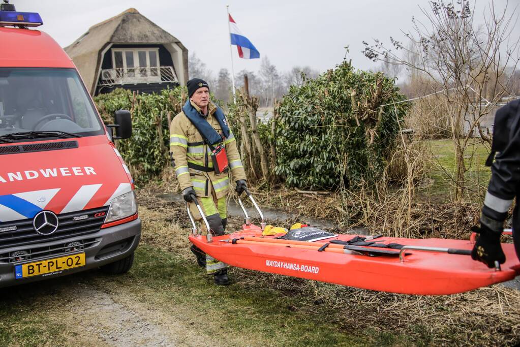 Brandweer redt logeerhond Buck (1,5) uit water De Meent
