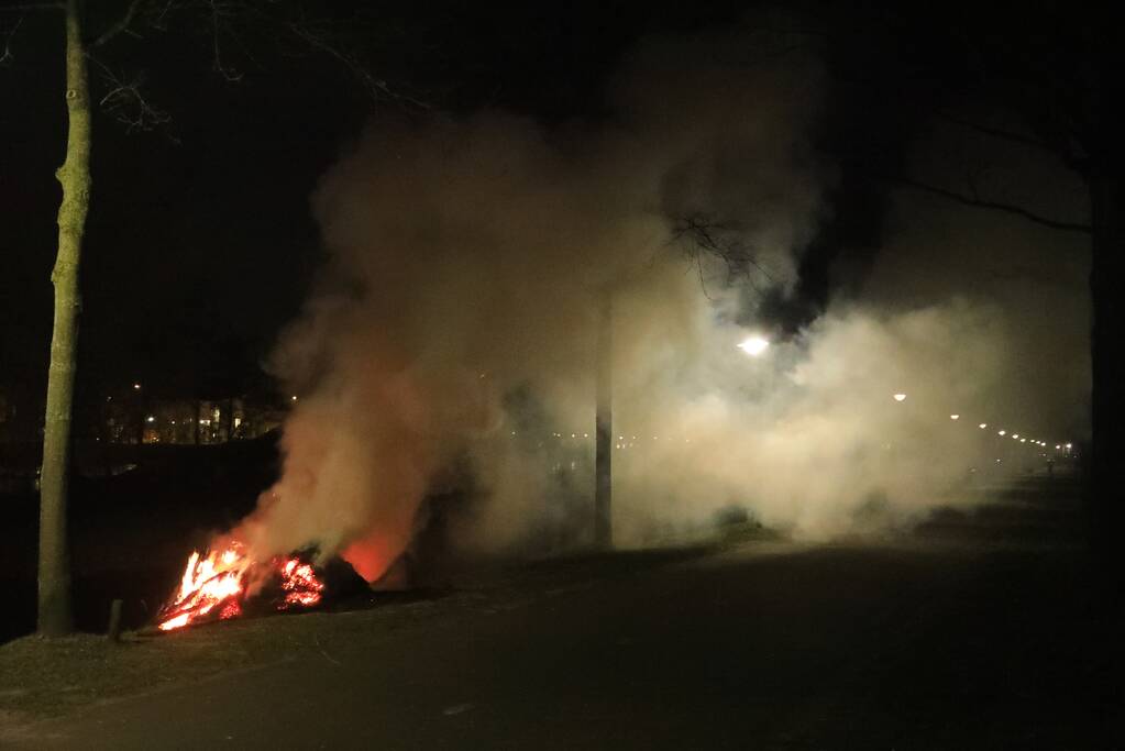 Kerstboom en hooi in brand gestoken