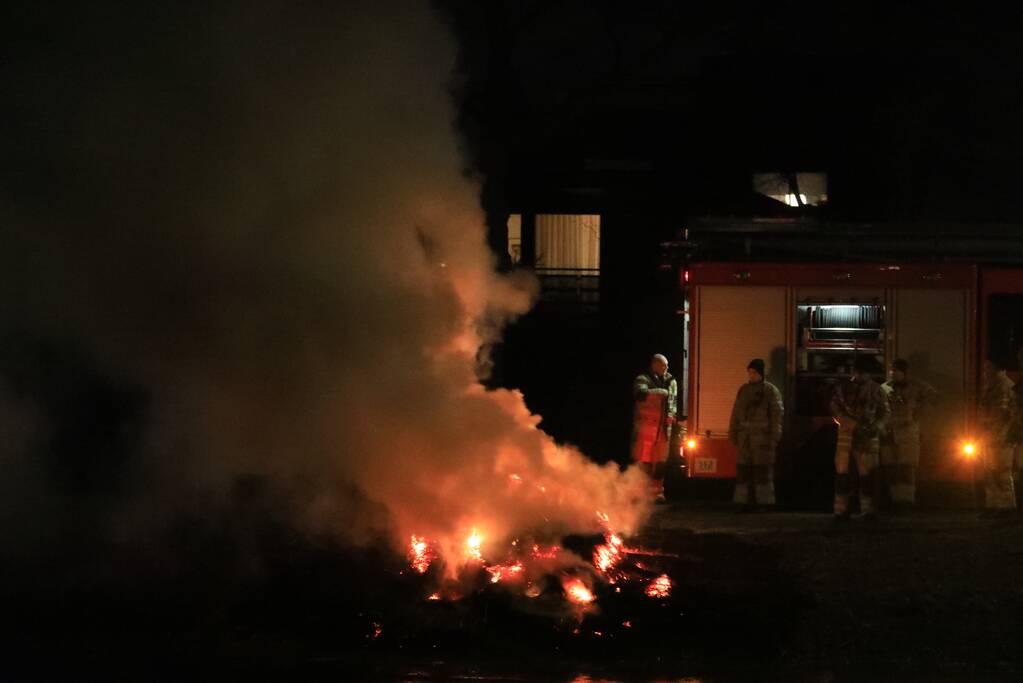 Kerstboom en hooi in brand gestoken