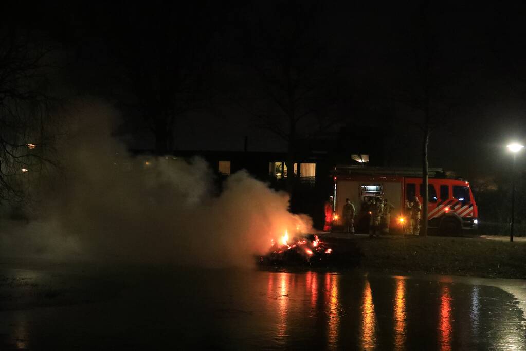 Kerstboom en hooi in brand gestoken