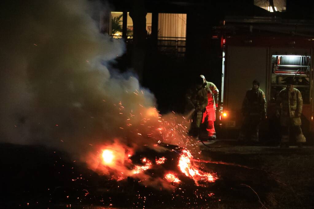 Kerstboom en hooi in brand gestoken