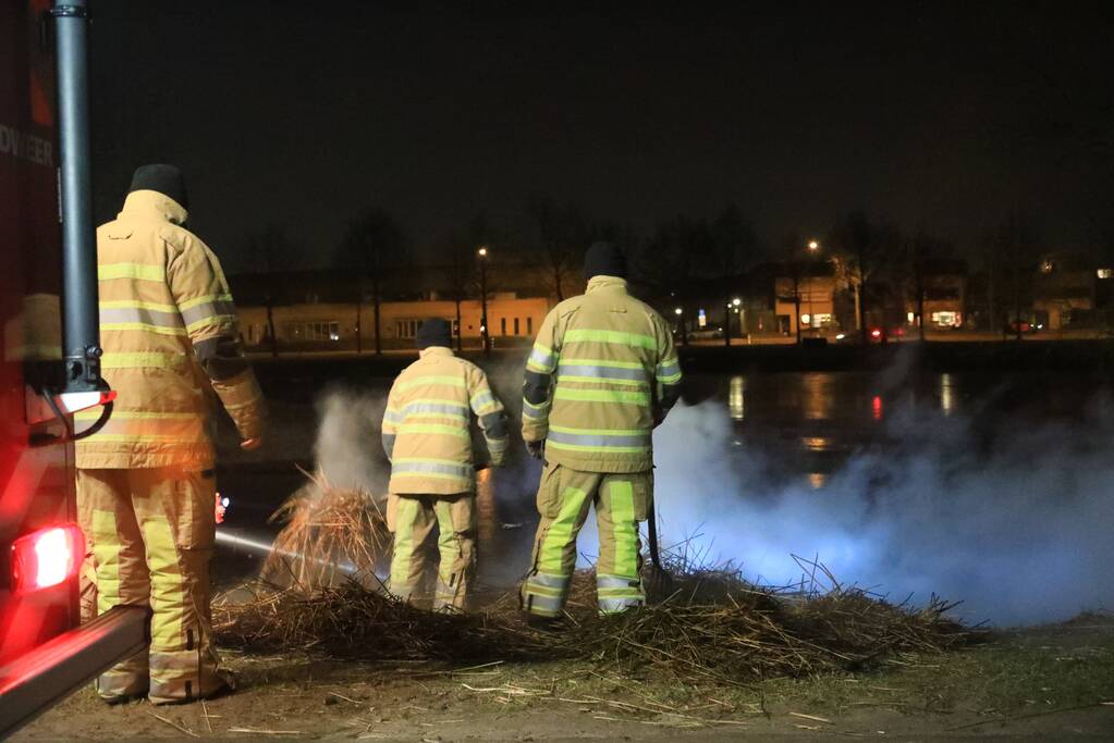 Kerstboom en hooi in brand gestoken