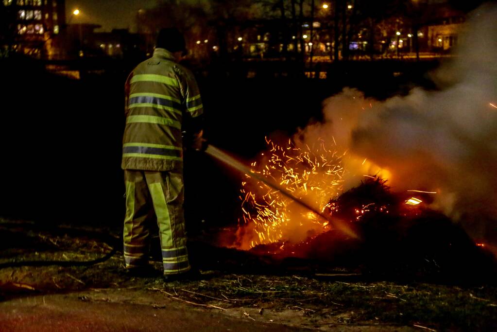 Kerstboom en hooi in brand gestoken