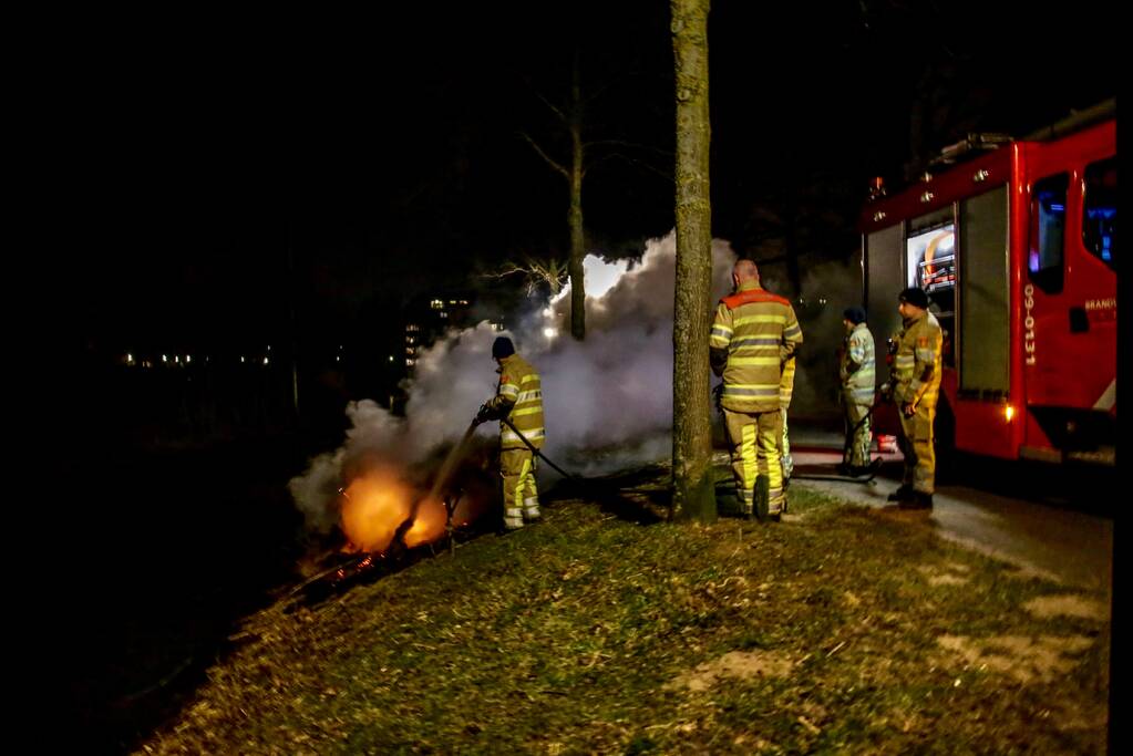 Kerstboom en hooi in brand gestoken