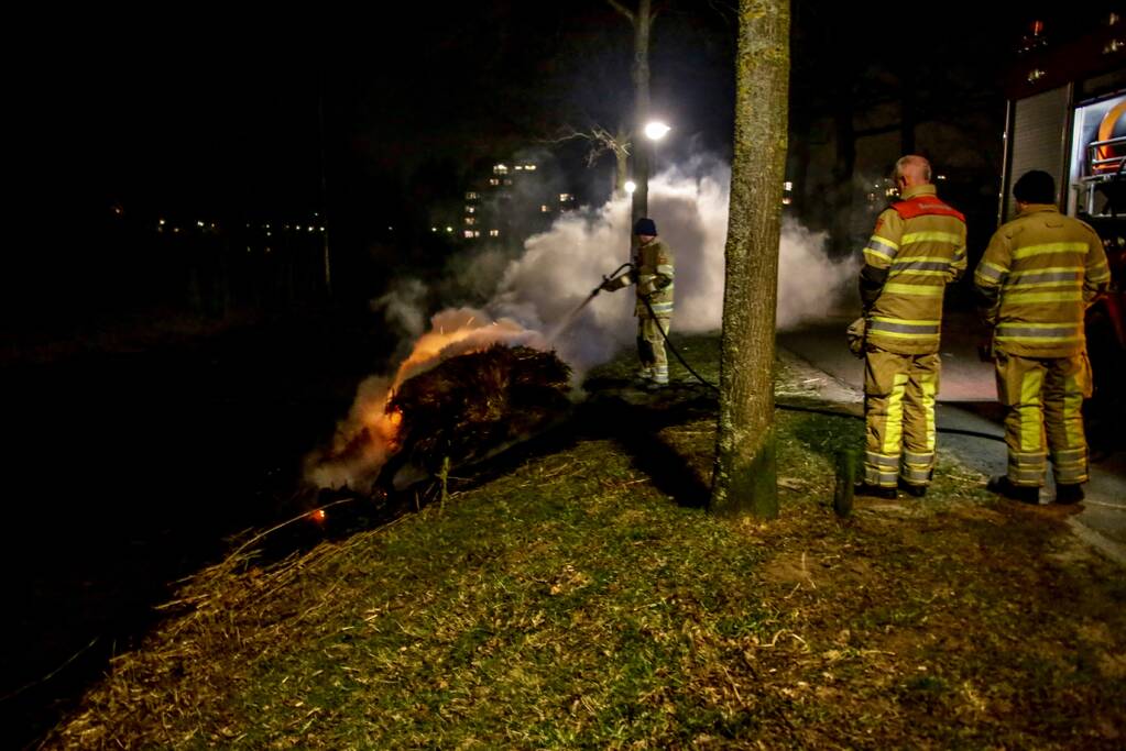 Kerstboom en hooi in brand gestoken