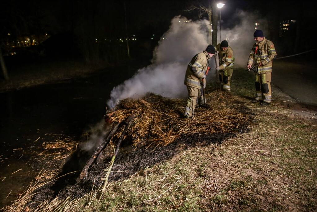 Kerstboom en hooi in brand gestoken