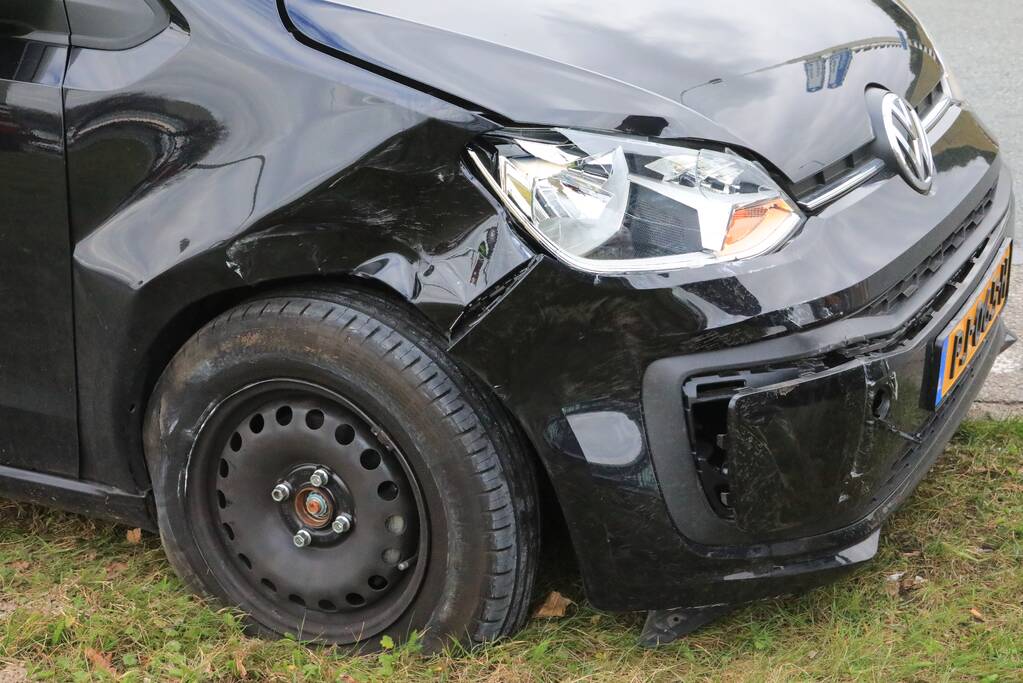 Twee voertuigen botsen op kruising