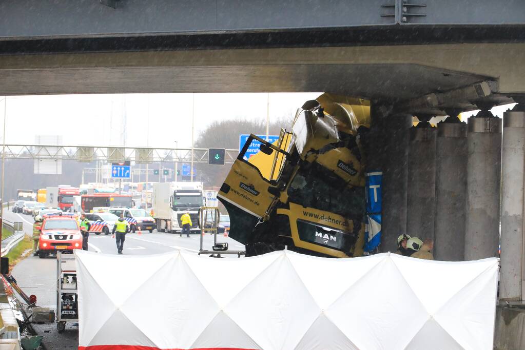 Vrachtwagenchauffeur overleden na botsing viaduct