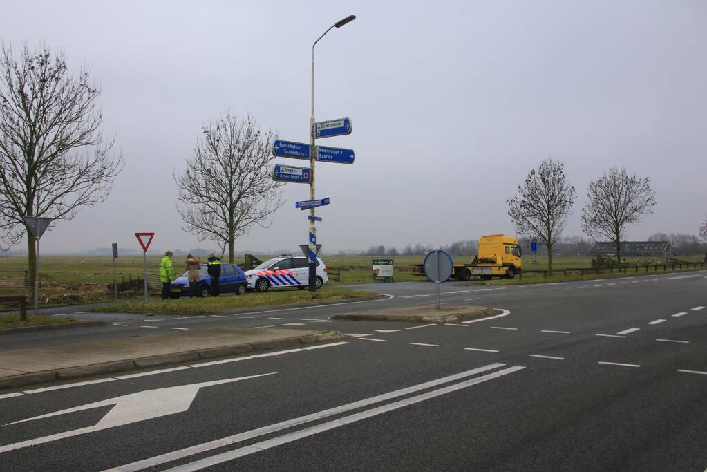 Auto botst met vrachtwagen op kruising