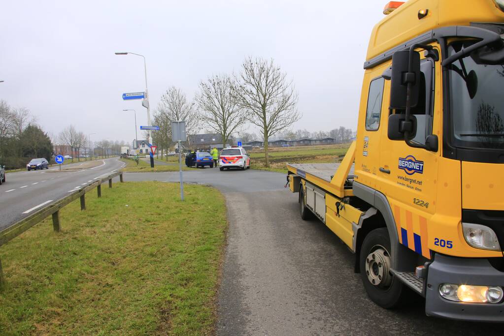 Auto botst met vrachtwagen op kruising