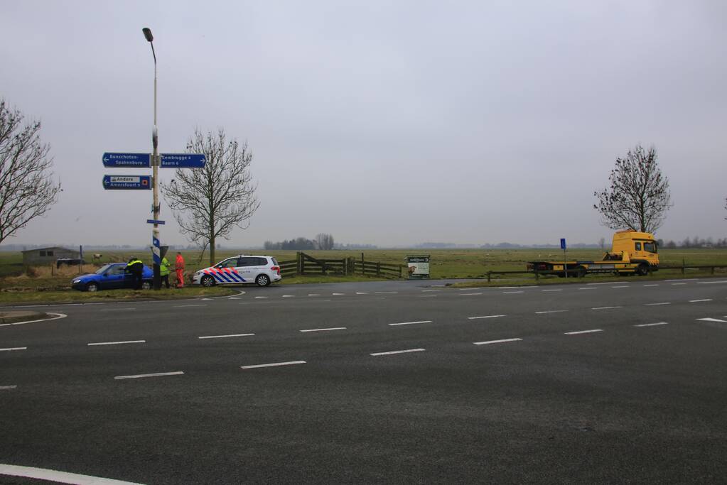 Auto botst met vrachtwagen op kruising