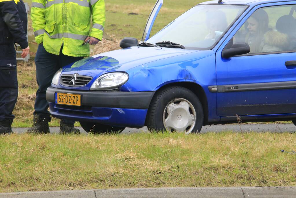 Auto botst met vrachtwagen op kruising