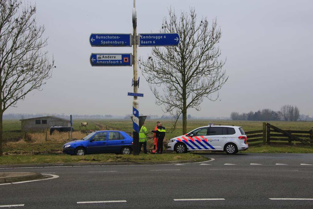 Auto botst met vrachtwagen op kruising