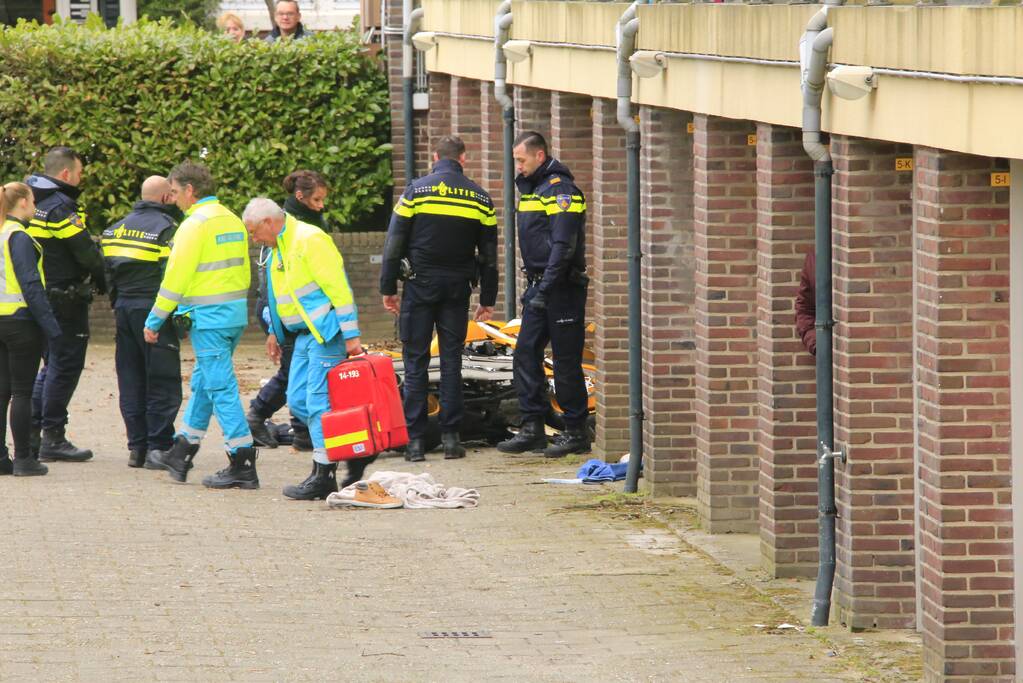Motorrijder knalt tegen garagedeur