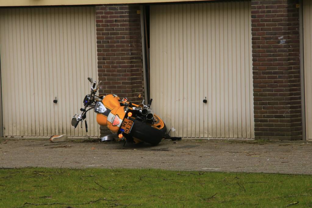 Motorrijder knalt tegen garagedeur