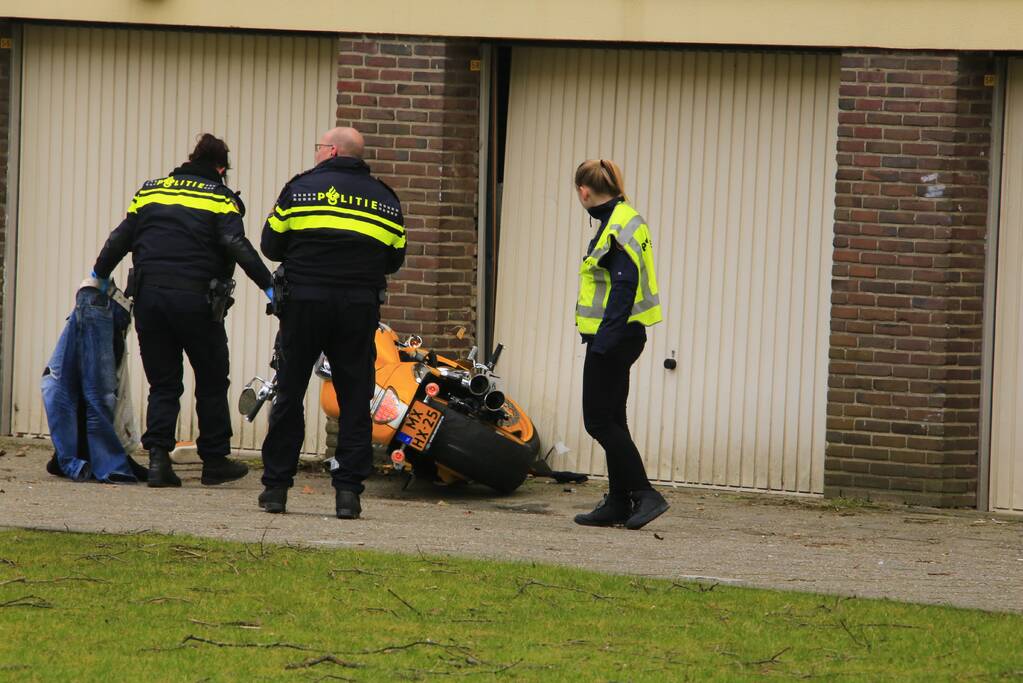 Motorrijder knalt tegen garagedeur