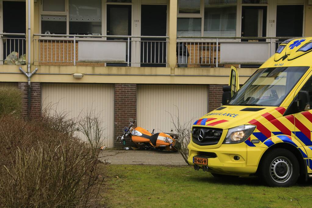 Motorrijder knalt tegen garagedeur