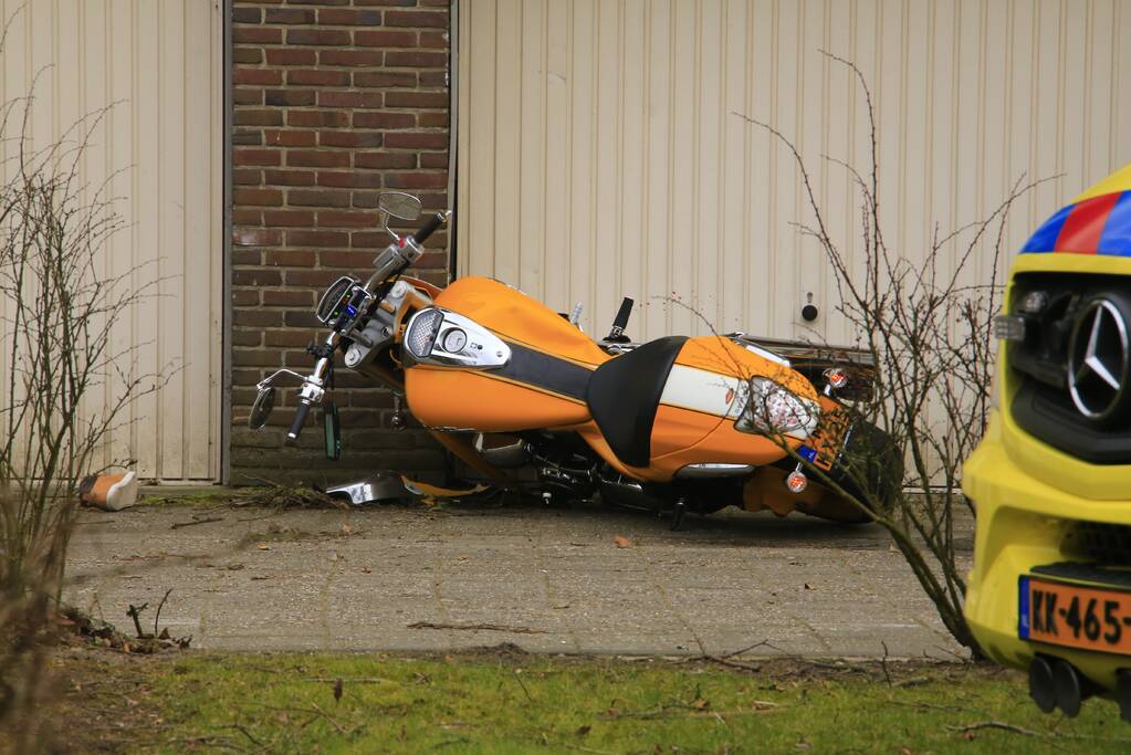 Motorrijder knalt tegen garagedeur
