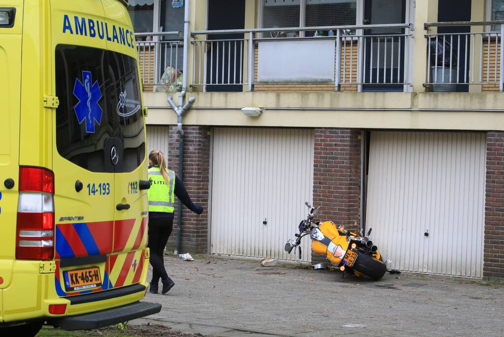 Motorrijder knalt tegen garagedeur