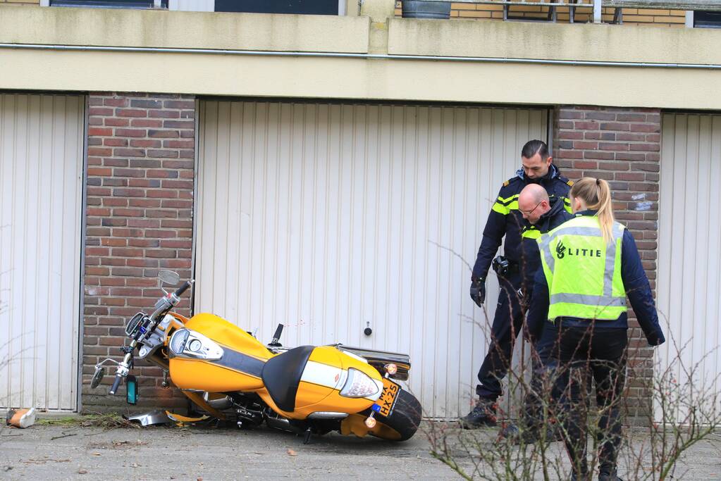 Motorrijder knalt tegen garagedeur