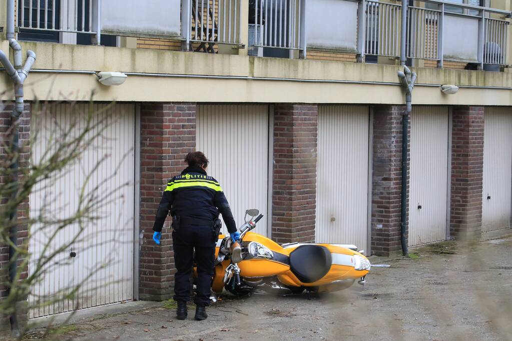 Motorrijder knalt tegen garagedeur