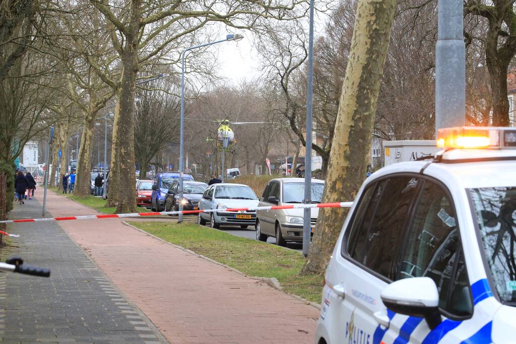 Motorrijder knalt tegen garagedeur