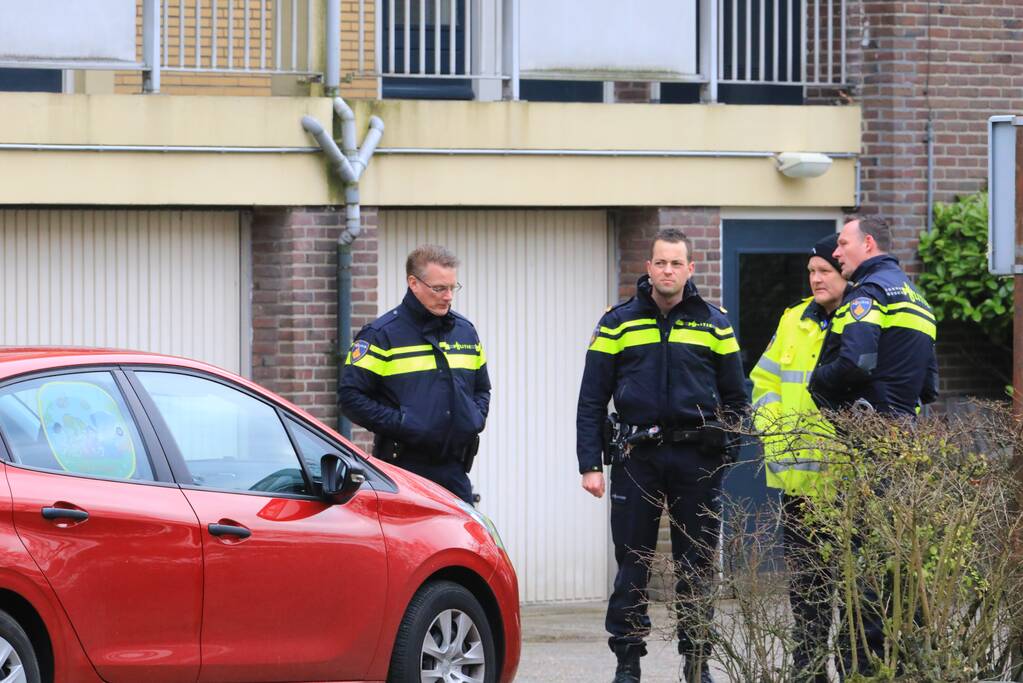 Motorrijder knalt tegen garagedeur