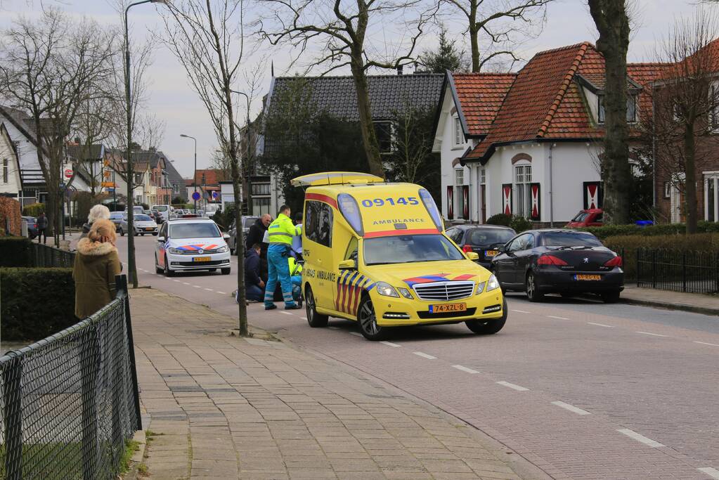 Vrouw fietst tegen vluchtheuvel en raakt gewond