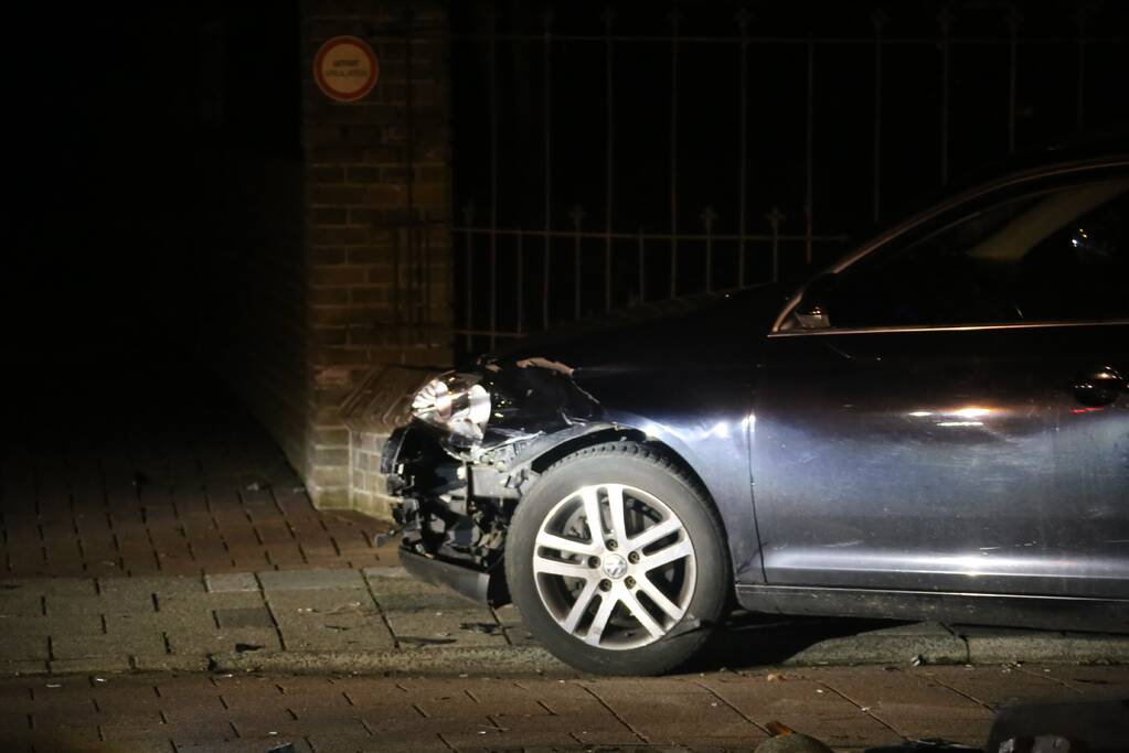 Auto botst tegen muur Gildehuis na uitwijkmanoeuvre