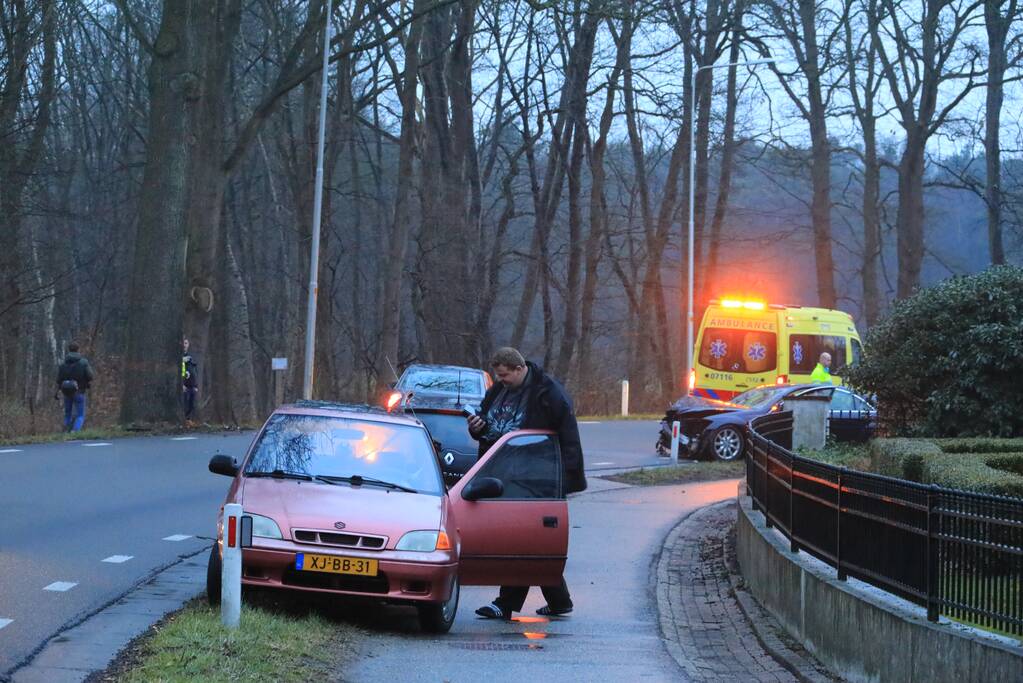 Auto botst frontaal op boom