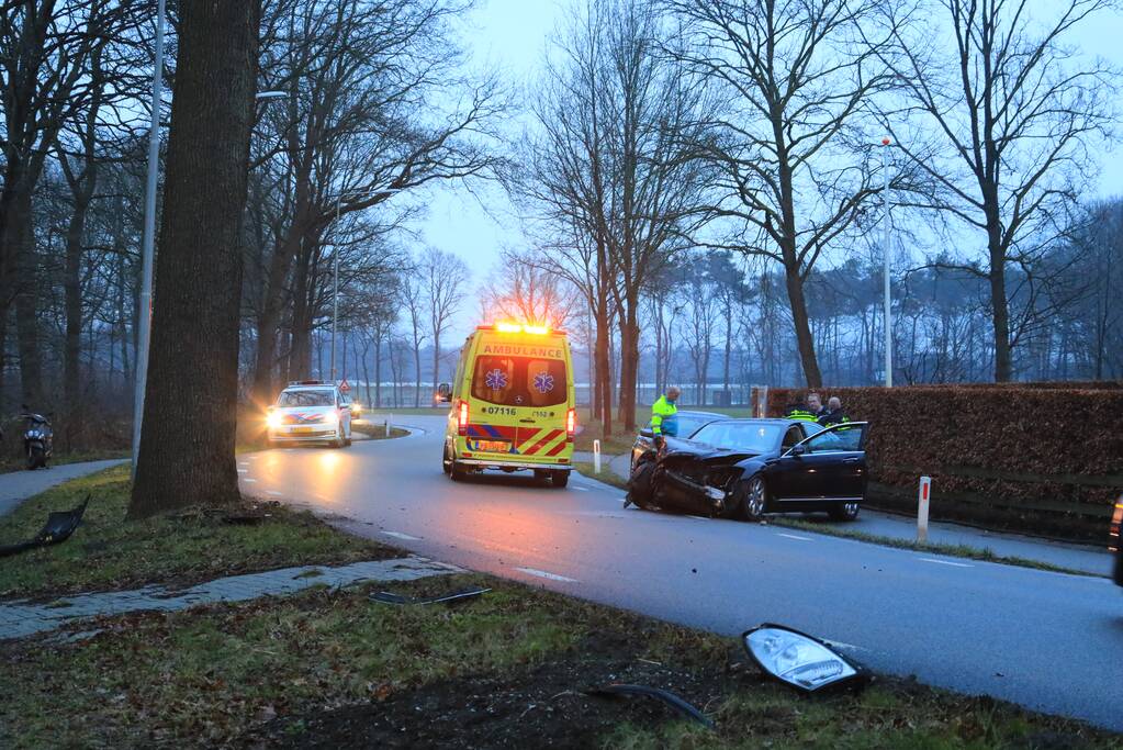 Auto botst frontaal op boom