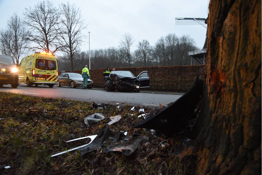 Auto botst frontaal op boom