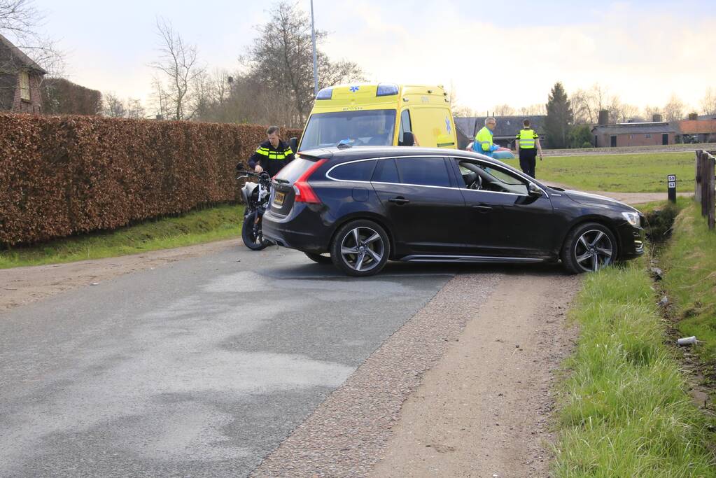 Brommer rijdt in zijkant auto Hogebrinkerweg
