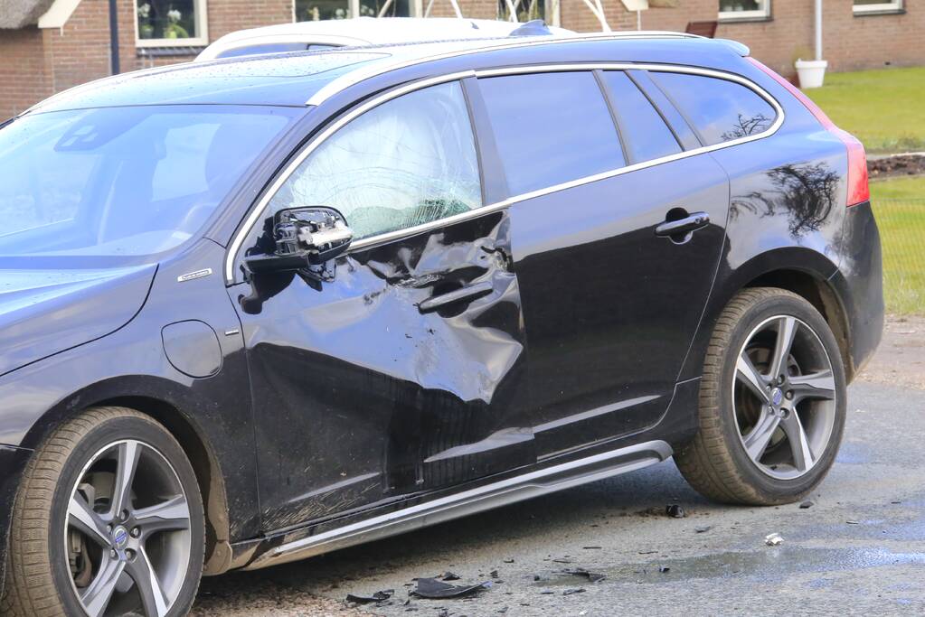 Brommer rijdt in zijkant auto Hogebrinkerweg
