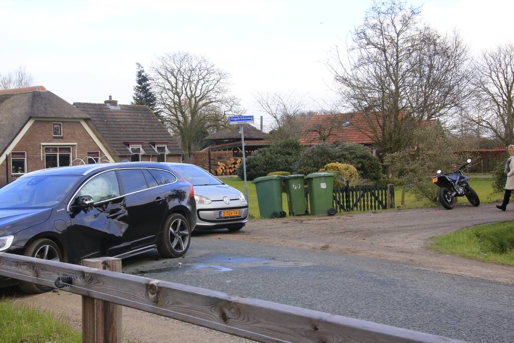 Brommer rijdt in zijkant auto Hogebrinkerweg