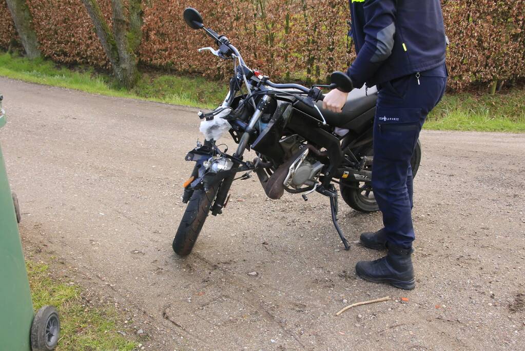 Brommer rijdt in zijkant auto Hogebrinkerweg