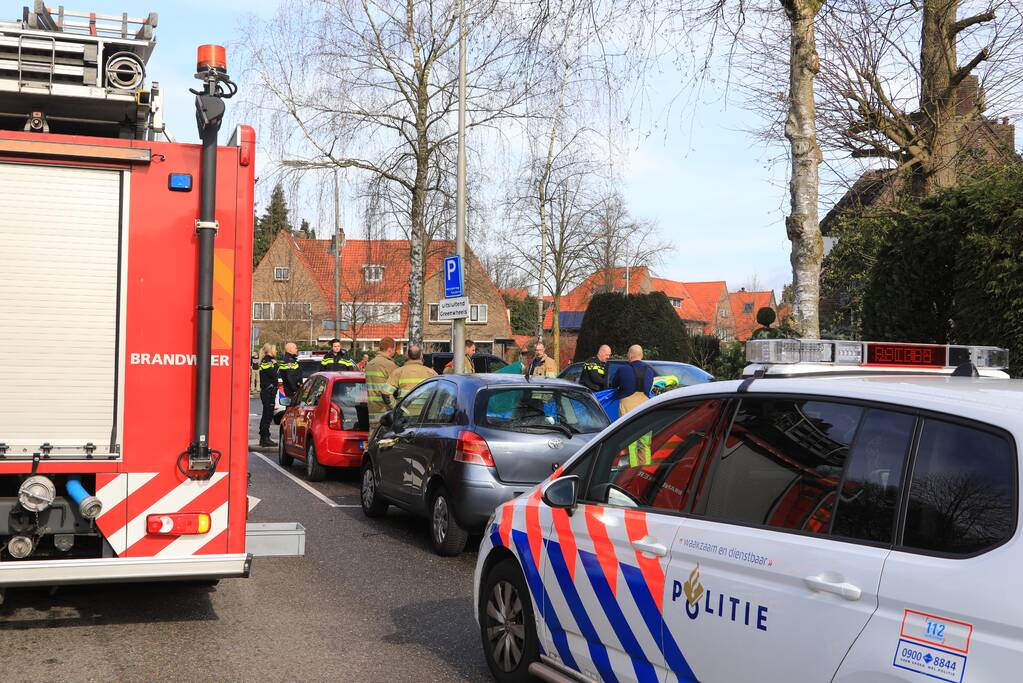 Auto belandt in voortuin, bestuurder overleden