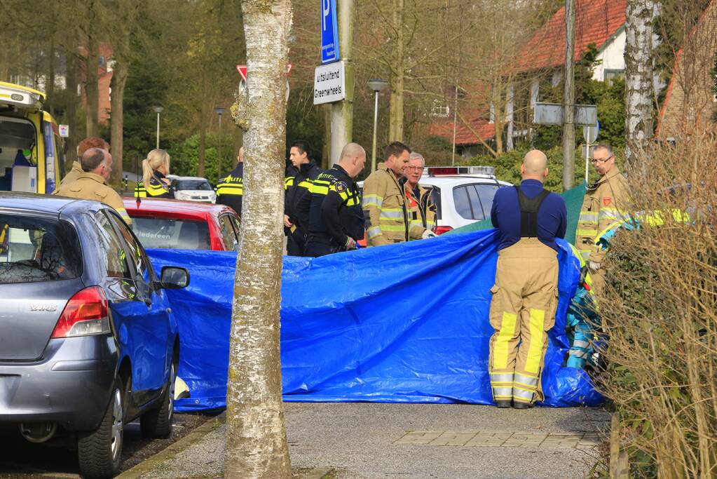Auto belandt in voortuin, bestuurder overleden