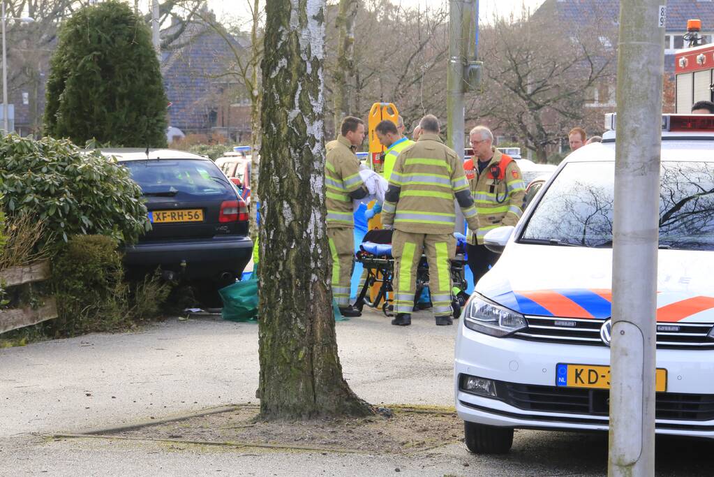 Auto belandt in voortuin, bestuurder overleden