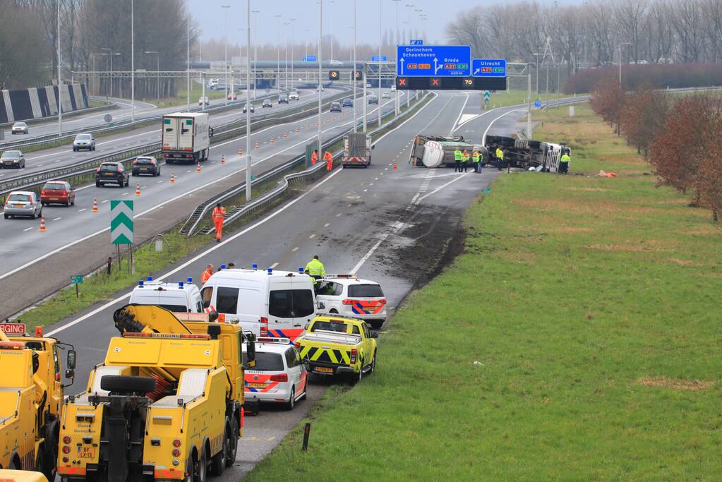 Vrachtwagen kantelt snelweg dicht