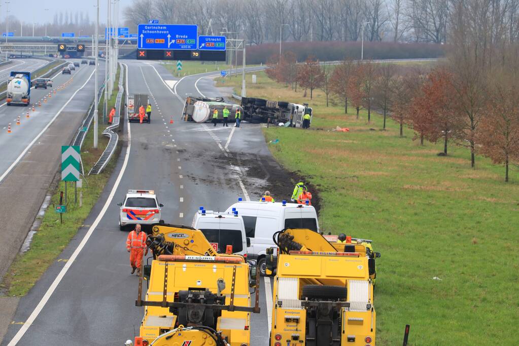 Vrachtwagen kantelt snelweg dicht