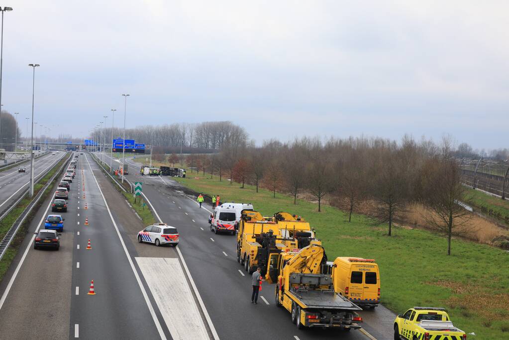 Vrachtwagen kantelt snelweg dicht